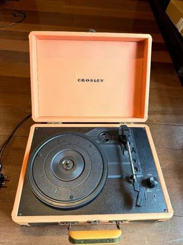 Toca-discos Crosley Cruiser maleta vintage com saída RCA