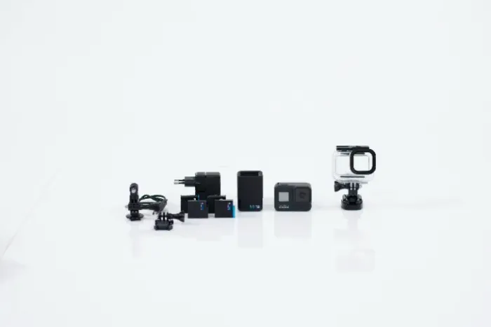GOPRO HERO 8 COM 4 BATERIAS, CARREGADOR E ACESSORIOS