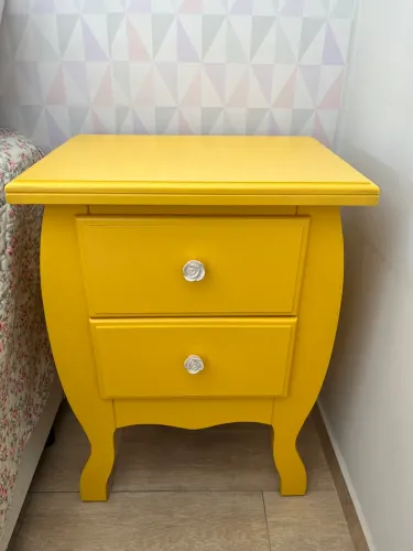 Mesa de Cabeceira Amarela