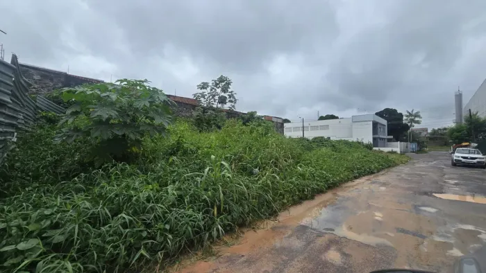 Vendo Terreno de esquina 800m2. Próx. Av. Das Torres.