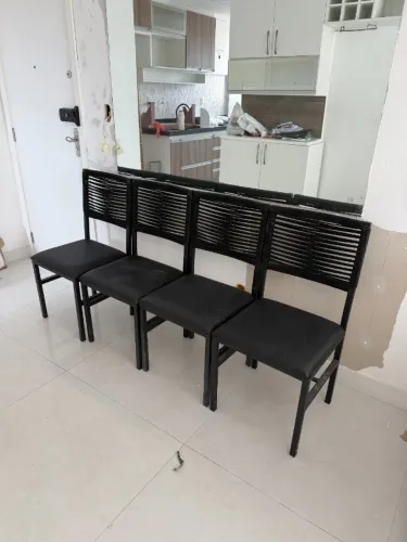 Conjunto de 04 Cadeiras de Jantar Pretas