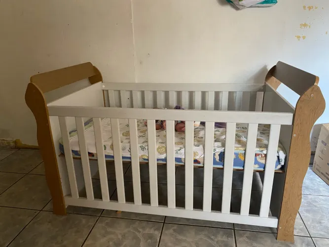 Berço de bebê e uma cômoda