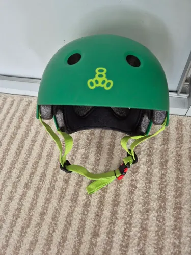 Capacete de SK8 Triple 8 novo