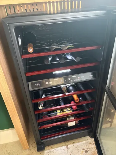 Vende-se Adega Brastemp linha Gourmand com compressor para 33 garrafas 