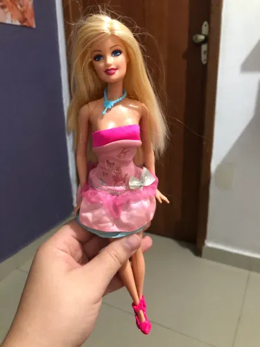 Boneca + armário Barbie Moda e Magia