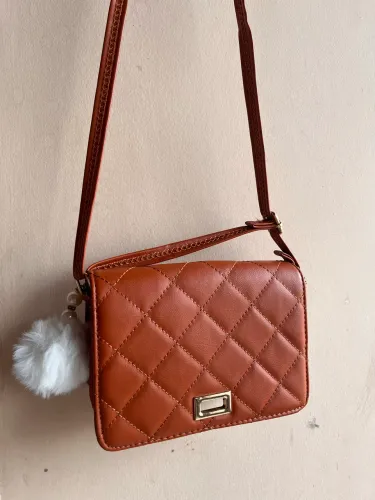bolsa leve marrom de ombro