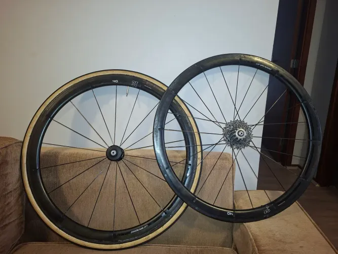 Roda de carbono 3T, speed, tubular, com pneus. Freio ferradura. 