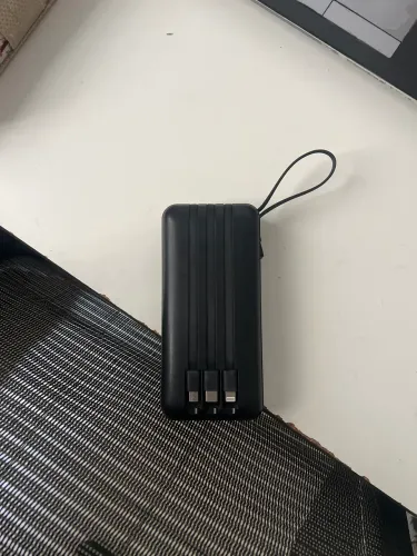 Carregador Portátil Power Bank com lanterna e cabos integrados