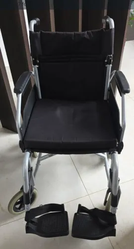 Excelente cadeira de rodas dobrável e confortável