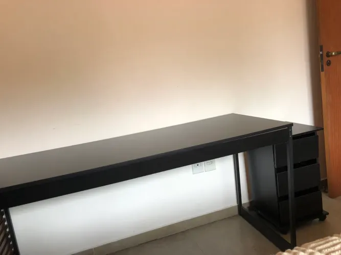 Mesa escrivaninha com gaveteiro 