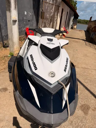 jet ski está em excelente estado de conservação, muito bem cuidado e pronto para navegar.