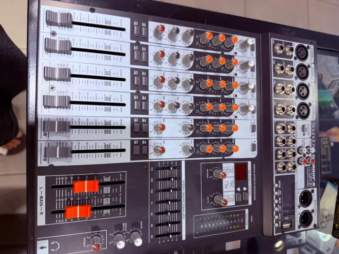 Mesa de som Soundcraft