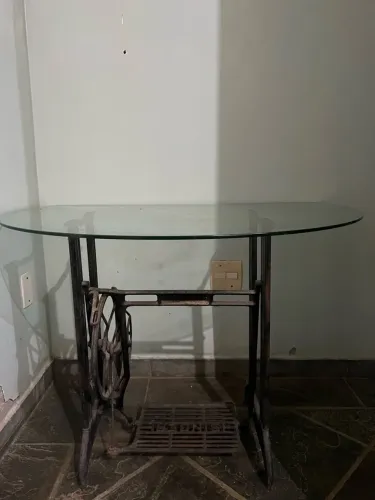 Aparador / Mesa com Pé de Máquina Singer e Tampo de Vidro: