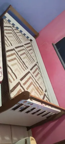 Cama de solteiro infantil com colchão