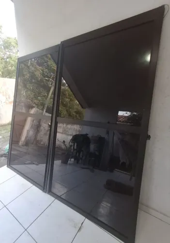Vende-se duas portas de vidro fumê para varanda