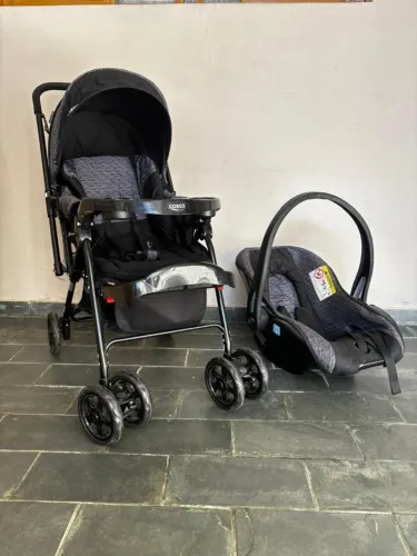 Carrinho de Bebê com Bebê conforto