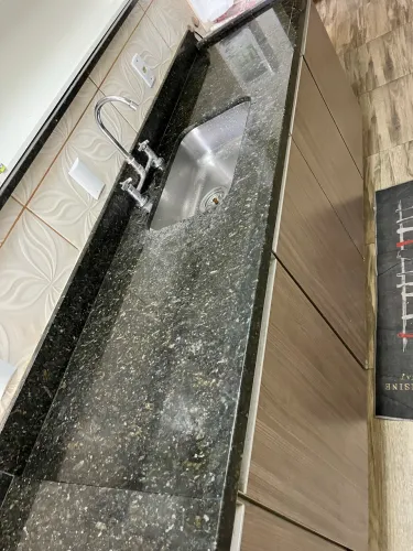 Pedra de cozinha verde Ubatuba e gabinete de cozinha planejado