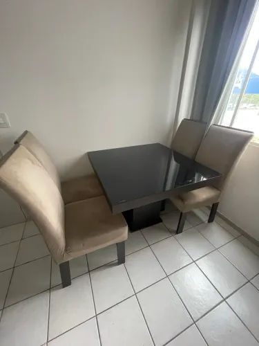 Mesa de Jantar com 4 Cadeiras - MDF com Tampo de Vidro