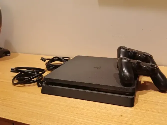 PS4 Slim | 1TB | 2 controles | Muito bem conservado