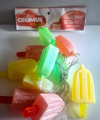 Varalzinho decorativo LED com formato de sorvetes da marca Cromus Festas..