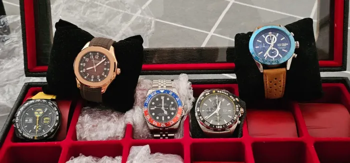 Vendo Caixa de Relógios com 5 Relógios Novos dentro!!!