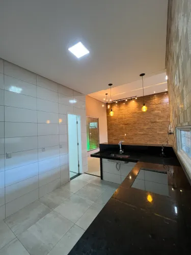 Casa térrea, no SACI. Com 3 suítes, closet, piso em porcelanato, financiavel.