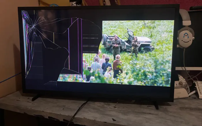 Vendo televisão com a metade da tela quebrada 
