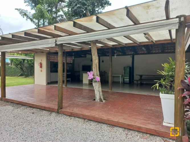 Terreno à venda em Cacupé, condomínio fechado.
