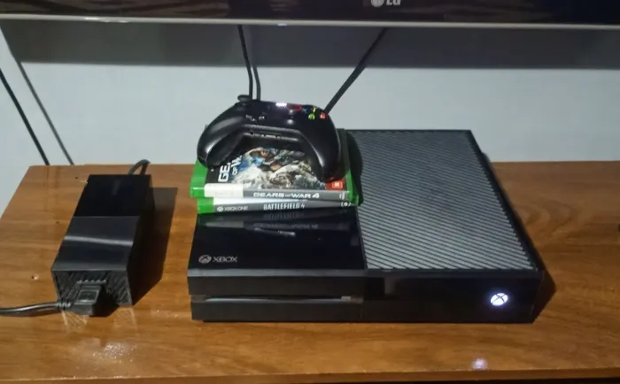 Xbox One + Controle + Fonte Original + 2 Jogos (Ótimo Estado)