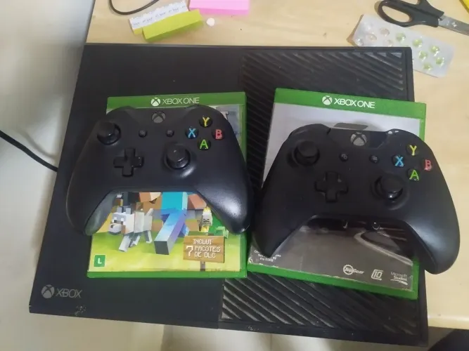 Xbox one com 2 jogos(Minecraft e forza motosports 5)e 2 controles