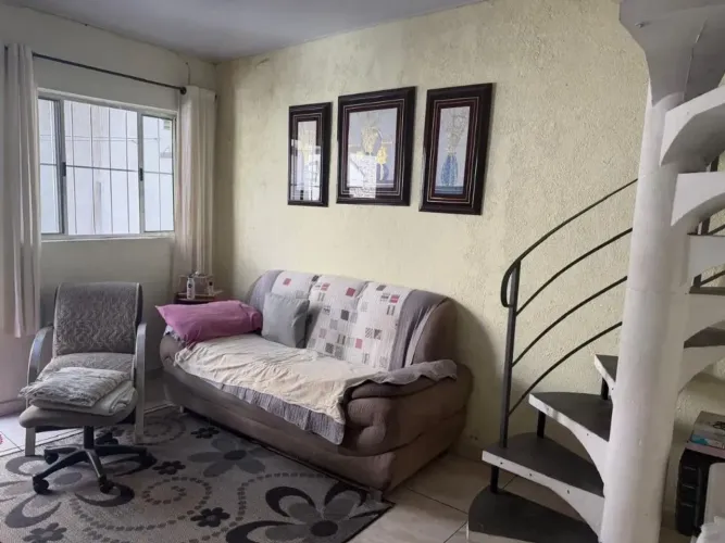 Casa teria ótimo local ,sendo uma vaga de garagem, com um dormitório sala cozinha um banhe