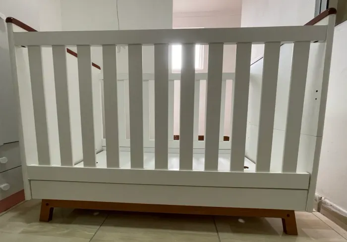Berço Sorrento Mini Cama Branco com Molduras e Pés Mel