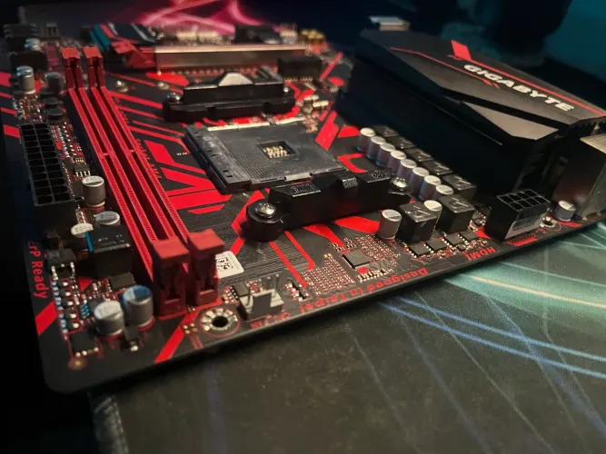 Placa mãe B450M Gaming Gigabyte.