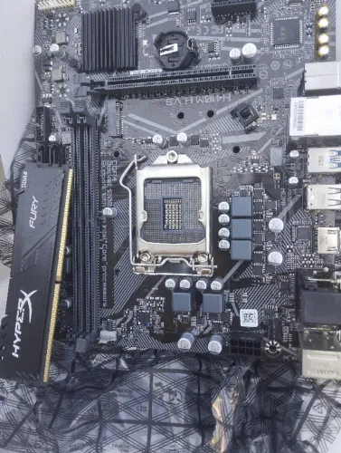 Placa-mãe Gigabyte H410M H V3 LGA1200 DDR4 + Brinde Memória RAM 8GB - Nunca Usada