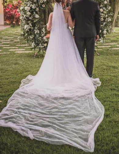 Véu de tule com pérolas