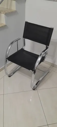 Kit 6 cadeiras de escritório de aço inox e encosto e detalhes em couro preto