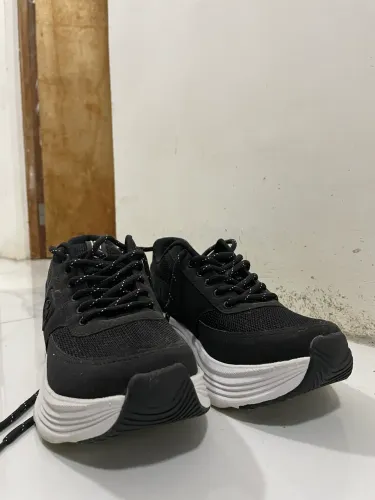 Tênis preto e branco
