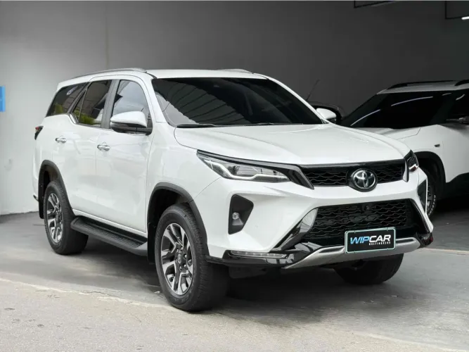 Toyota Hilux SW4 SRX Plat. 4X4 2.8 TB Die. Aut. 2024