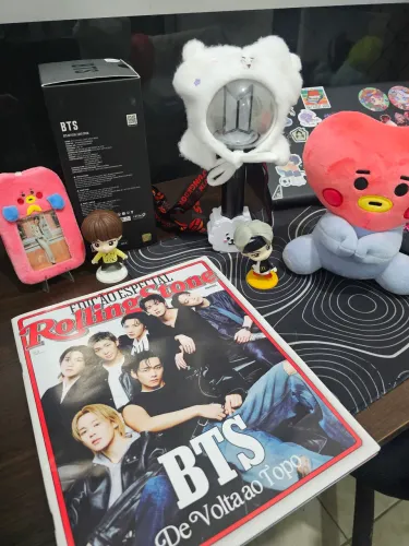 Kit BTS, Armybomb, pelúcia, revista, holder e bonecos MC Donalds