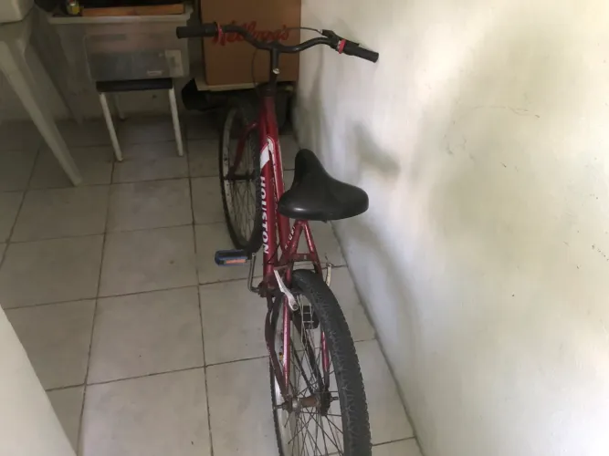 Bicicleta aro 25 com o pneu novo traseiro