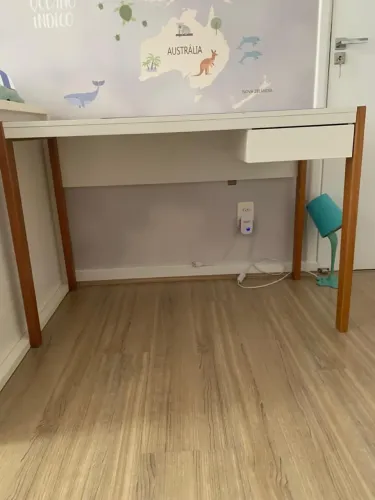 Mesa tipo escrivaninha de laca Tokstok
