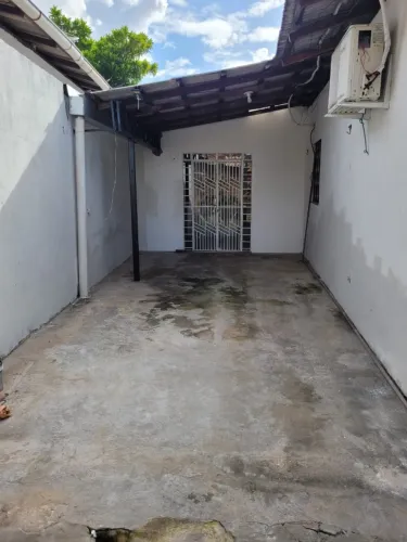 Alugo um apartamento, 2 quartos, banheiro, cozinha ampla, área de serviço e garagem!