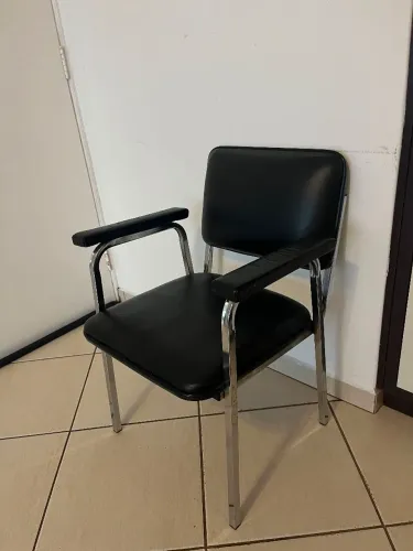 Cadeira de metal estofada para escritório
