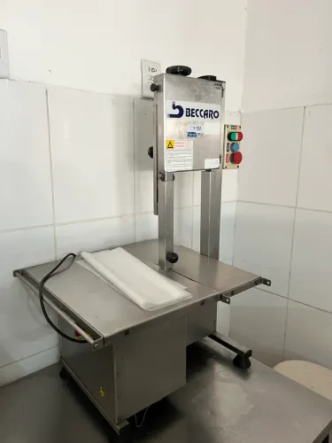 Máquina serra fita.