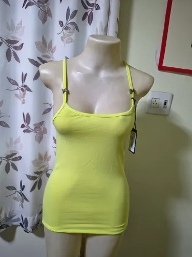 Blusa Feminina Regata Triton Verde Limão Com Detalhes de Borboleta de Metal nas Alças