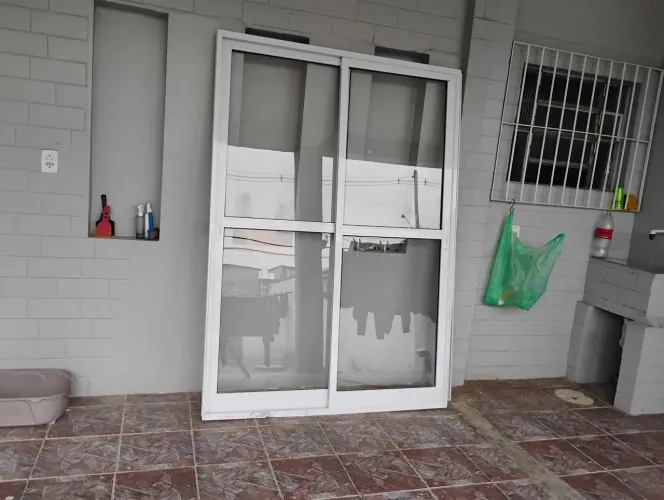 Vendo porta balcão em alumínio branco