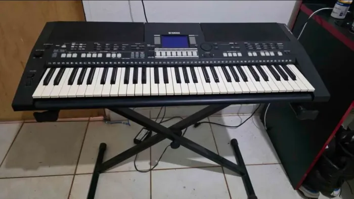Teclado yamaha psr s 550