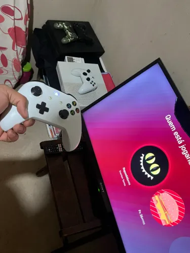 Xbox one S, inclui 2 controles um deles é do Series S,bem conservado só pegar e jogar
