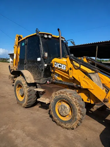 Vendo Retroescavadeira JCB
