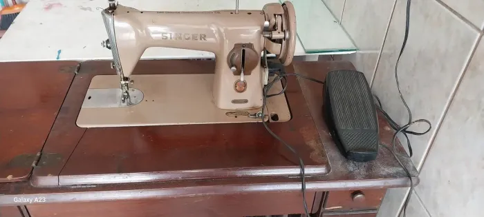 Máquina de costura Singer 15C marrom claro Reta c/Motor c/ pedal c/ gabinete usado